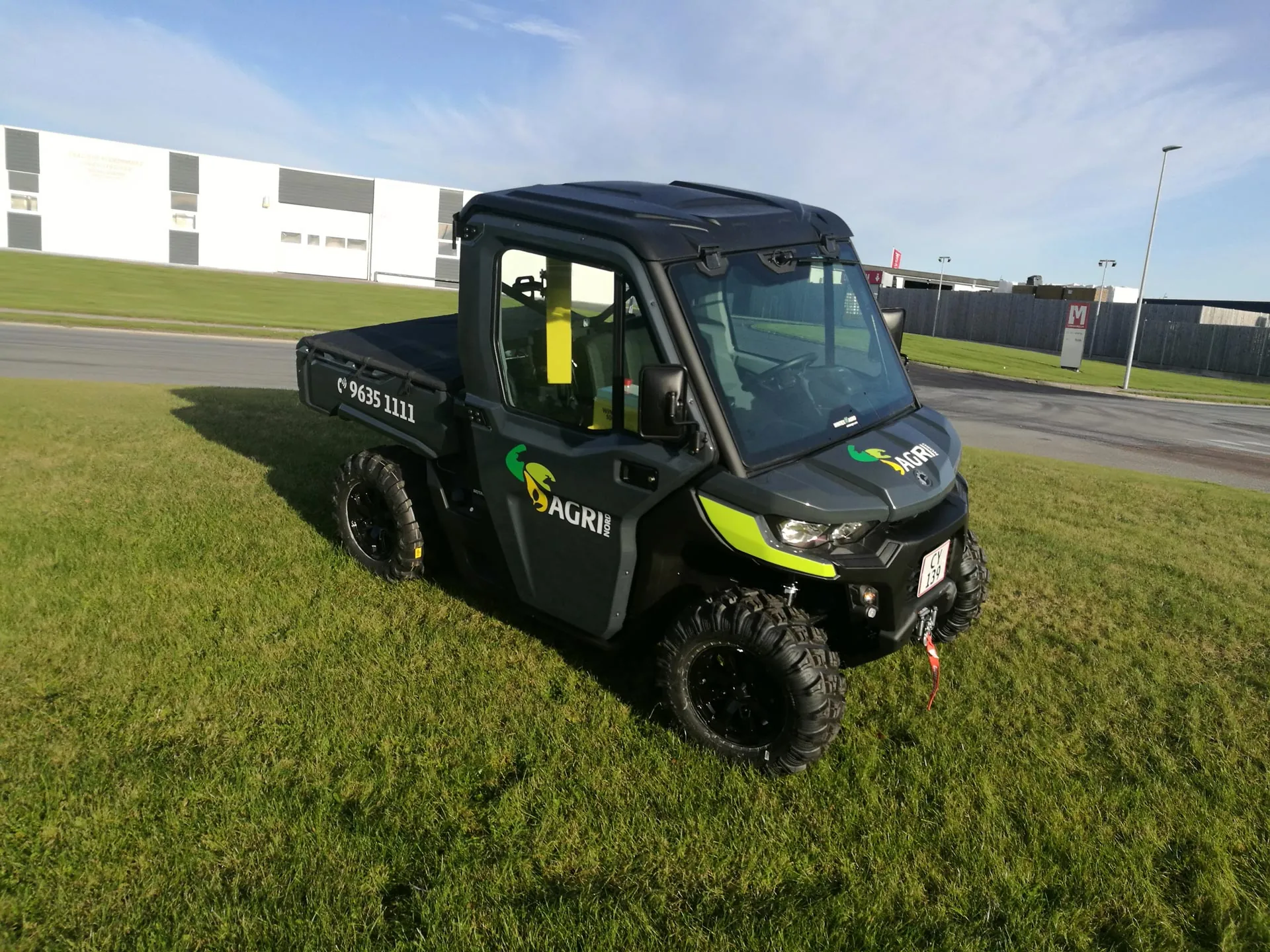 Can-Am Traxter UTV på græs