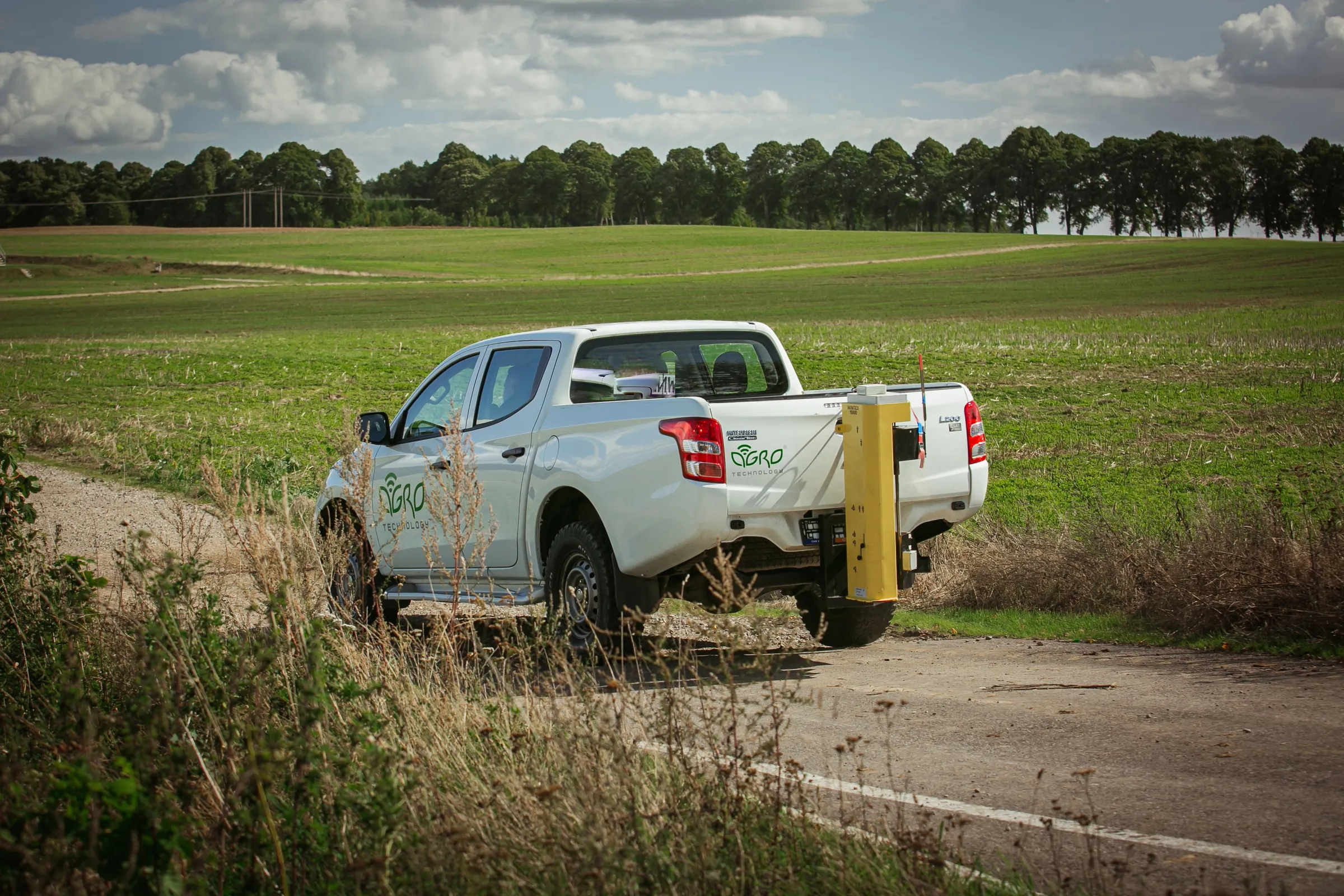 Wintex 1000 on a pick-up by a field track